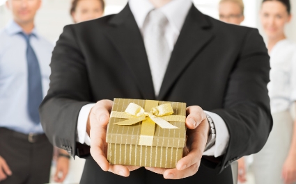 The Do’s and Don’ts of Holiday Gift Giving For Employers (Plus a Few Ideas)